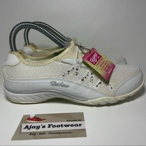 Skechers White Relaxed Fit Memory Foam Slip On Women’s 6.5 Shoes 22525
